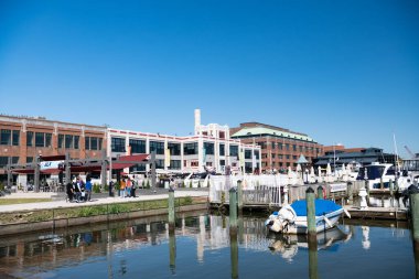 Virginia, Old Town Alexandria 'daki Potomac Nehri rıhtımında rıhtım. Turistik bölge.