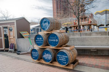 Baltimore 'daki Chase Bank' ın yeni yıl reklamlarıyla dolu tahta variller..