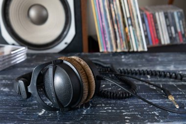 Profesyonel Beyerdynamic kulaklıklar ve hoparlör sistemi.