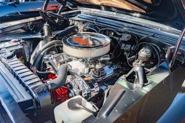 Koleksiyonluk Chevy Apache açık kaput, yakın çekimli motor.