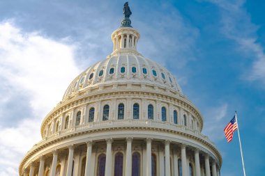 Başkent kubbesi ve sütunları ve Washington D.C. 'deki ulusal bayrak manzarası..