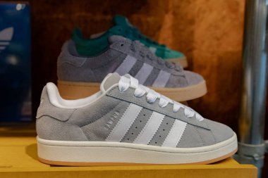 Leesburg 'daki bir mağazanın tezgahında Adidas marka spor ayakkabılarla raflar. Spor ayakkabı satışı.