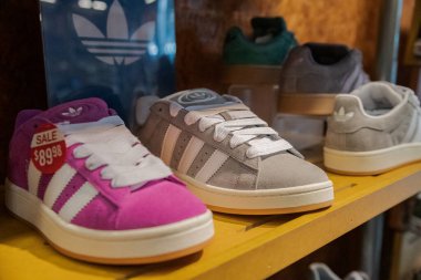 Leesburg 'da bir mağazanın tezgahında Adidas marka spor ayakkabılar. Spor ayakkabı satışı.