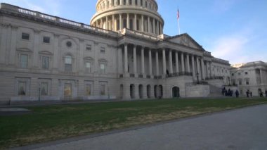 Washington D.C. 'de mavi gökyüzünün altındaki kubbe ve sütunlar. Kamera aşağıdan yukarıya hareket ediyor..