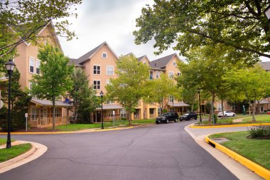 Geniş bir toplulukta çoklu aile evleri. 