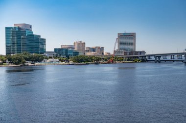 Jacksonville, Florida, ABD 'deki St. Johns Nehri üzerindeki deniz manzarası, çeşme ve köprü.