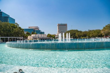 Jacksonville şehir merkezinde, mavi gökyüzünün altında bir çeşme var..