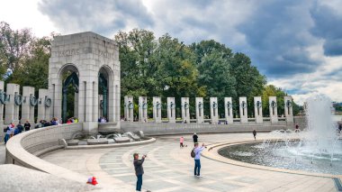 Washington DC 'de 2. Dünya Savaşı anıtı. ABD başkentine ziyaretçiler için turistik bir yer..