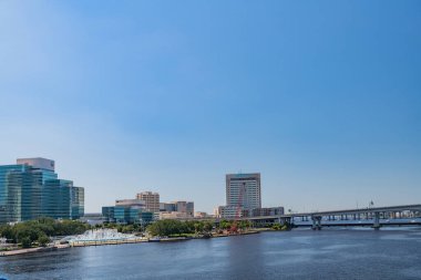 Jacksonville, Florida, ABD 'deki St. Johns Nehri üzerindeki deniz manzarası, çeşme ve köprü.