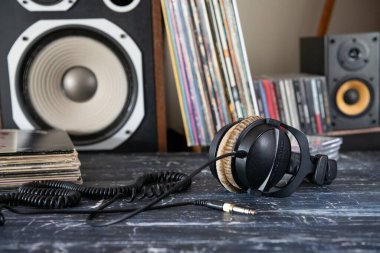 Profesyonel Beyerdynamic kulaklıklar, hoparlör sistemi ve vinil koleksiyonu.