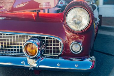 Ön farlara yakın çekim ve 50 'lerden kalma bir Ford Tanderbird retro arabanın ızgarası..