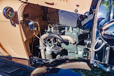 1920 'lerin Ford retro arabasının motorunun görüntüsü. Kaputu aç.