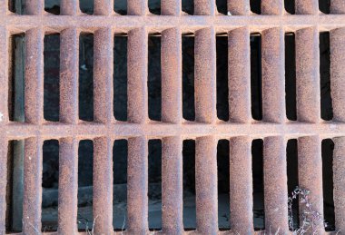 Dökme demir, paslı havalandırma ızgarası. Yakın plan..