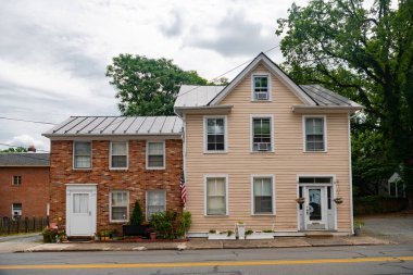 Eski Leesburg, Virginia 'da yanlarla kaplı evler. Tarihi merkezdeki korunmuş eski binaların mimarisi.