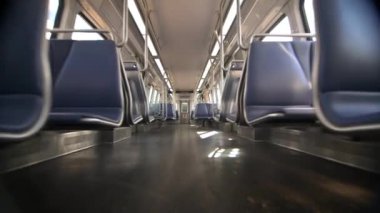 Washington DC 'de boş bir metro vagonu. Düşük açı. Kamera yere paralel hareket ediyor..