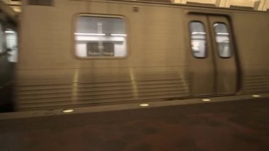 Washington DC metro istasyonuna metro aracının gelişi..