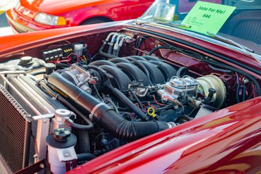 50 'lerin Ford Tanderbird retro arabasının motoruna yakın çekim..