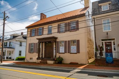 Eski Leesburg, Virginia 'daki eski evlerde. Eski binaların tuğla mimarisi.