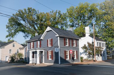 Eski Leesburg, Virginia 'da ahşap evler. Korunmuş eski binaların mimarisi.