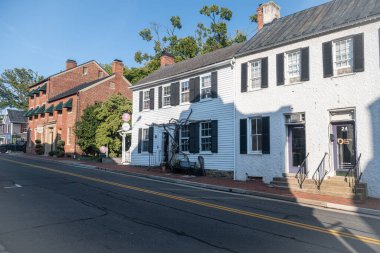 Eski Leesburg, Virginia sokaklarındaki tuğla evler. Tarihi merkezdeki korunmuş eski binaların mimarisi.