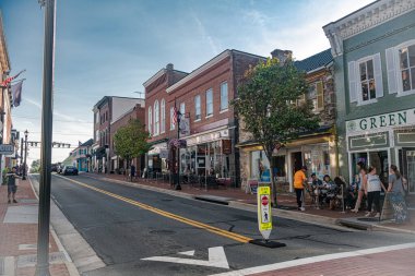 Eski Leesburg, Virginia 'nın ana caddesinin mimarisi. Dükkanları ve restoranları var..