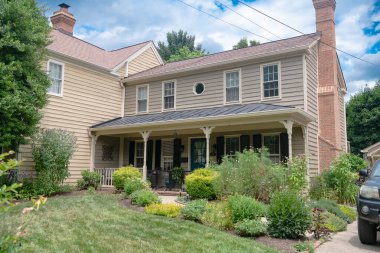 Eski Leesburg, Virginia sokaklarındaki evler. Tarihi merkezin korunmuş eski binalarının mimarisi..