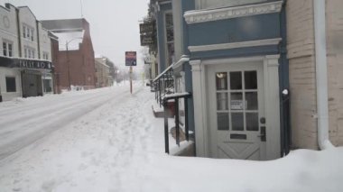 Leesburg şehir merkezindeki kar kaplı caddeler, Washington, D.C. 'nin bir banliyösü. Kar yağışı sırasında..