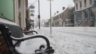 Leesburg, Virginia 'nın tarihi şehir merkezinde karla kaplı sokaklar, bir kar yağışı sırasında.
