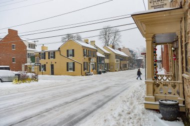 Washington yakınlarındaki küçük Leesburg kasabasında kar yağışı. Kar fırtınası ve karla kaplı yollar.