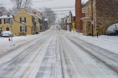 Wshington 'un banliyölerinde küçük bir kasabanın yol ve binaları, karla kaplı yollar ve Leesburg evleri..