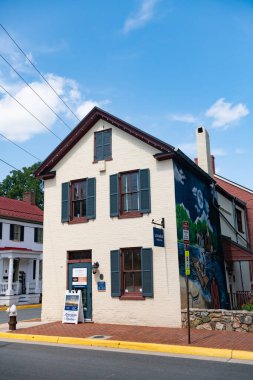 Eski Leesburg, Virginia 'daki eski evlerde. Eski binaların tuğla mimarisi.