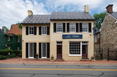 Eski Leesburg, Virginia sokaklarındaki tuğla evler. Tarihi merkezdeki korunmuş eski binaların mimarisi.