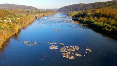 Batı Virginia 'daki Potomac Nehri üzerindeki köprü. Sonbahar manzarası. İnsansız hava aracı görüntüsü, nehir boyunca trafik.