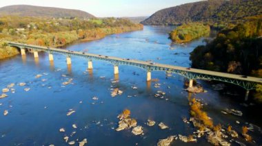 Maryland 'deki Potomac Nehri üzerindeki otoban köprüsü. Sonbahar manzarası. Bir İHA görüntüsü.