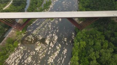 Shenandoah Nehri üzerinde boş bir köprü. Tepeden tırnağa manzara.