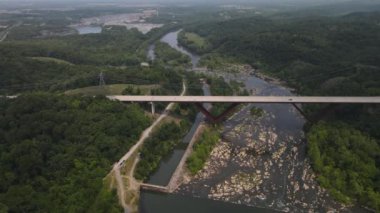 Shenandoah Nehri üzerindeki köprü. Yoğun yeşil orman. Yukarıdan görüntüle.