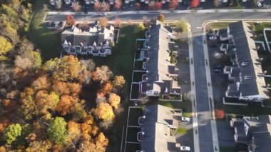 Ormanın yakınındaki kasaba evlerinin hava aracı görüntüsü. Sonbahar manzarası.