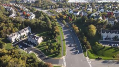 Washington DC 'nin banliyösünde bir otoyol boyunca yerleşim yeri. Leesburg otoyolunda sonbahar renklerinde kamera hareketi.