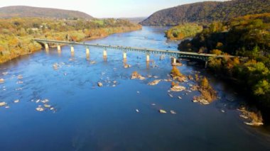 Patomac Nehri ve otoyol köprüsüne bakan sonbahar manzarası. Nehir boyunca kamera hareketi.