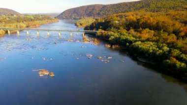 Harper Ferry Ulusal Parkı 'ndaki Potomac Nehri' ne düş. İnsansız hava aracından otoyol köprüsünün görüntüsü. Nehir boyunca kamera hareketi.