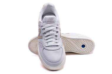 Yeni denge modern deri ayakkabılar. Bağcıklar ve beyaz deri.