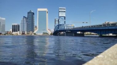Körfezin su yüzeyi ve Jacksonville, Florida 'daki ana cadde köprüsü..