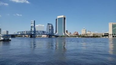 Körfezin su yüzeyi, iş bölgesi ve Jacksonville, Florida 'daki ana cadde köprüsü.