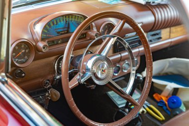 60 'lardan kalma kırmızı Chevrolet ss retro araba. Koleksiyoncunun arabasının içi..