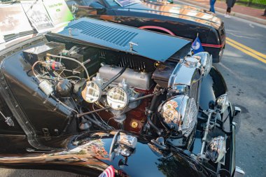 1950 'lerin klasik MG TD arabasının motoru. Yakın plan. Kaputu aç.