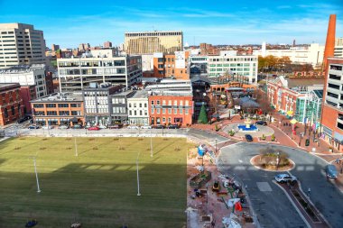 Baltimore, Maryland, ABD 'nin iş bölgesinde yüksek binalar ve sokaklar