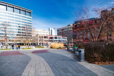 Mavi gökyüzünün altındaki şehir manzarası. Baltimore, Maryland, ABD