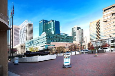 Mavi gökyüzünün altındaki şehir manzarası. Baltimore, Maryland, ABD