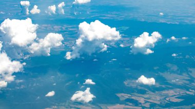 Yukarıdan görünen bulutlar ve yerdeki gölgeler..