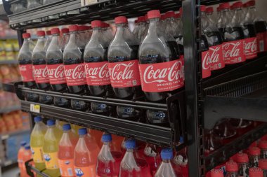 Coca-Cola ve diğer içecekler süpermarketin rafında..